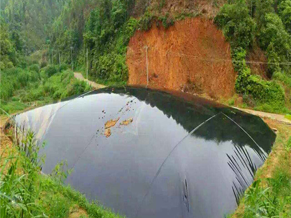 保障沼氣池黑膜的焊接工作“井然有序”