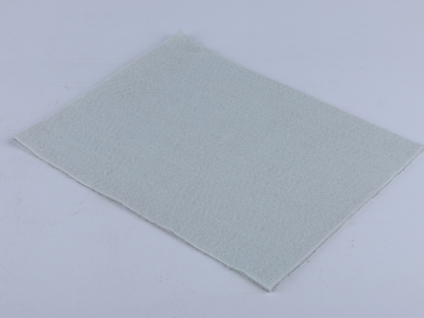 仔細(xì)完成復(fù)合土工膜的焊接接縫