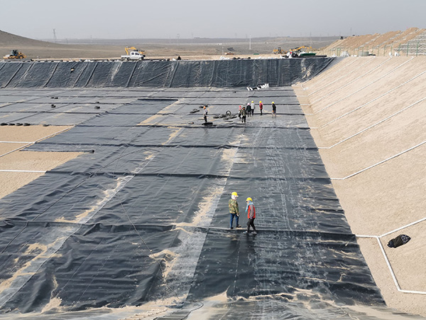 養(yǎng)殖土工膜施工過程中需要避免哪些問題的出現(xiàn)？