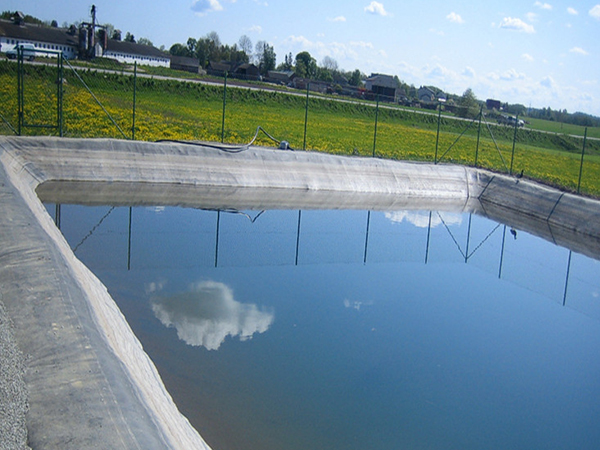 水池中鋪設(shè)防滲土工膜注意事項(xiàng)詳解 水池中鋪設(shè)防滲土工膜注意事項(xiàng)詳解