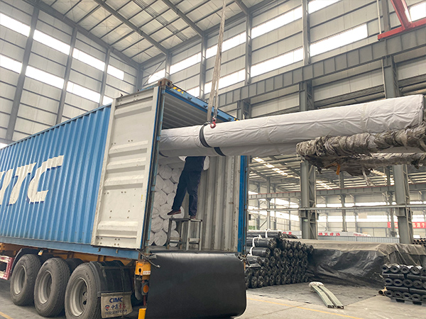   如今社會(huì)經(jīng)濟(jì)在不斷的發(fā)展壯大，土工材料市場(chǎng)也在逐漸壯大起來(lái)，HDPE土工膜就是比較典型的土工材料產(chǎn)品，HDPE土工膜的應(yīng)用范圍也是比較廣泛的，公司作為一家經(jīng)驗(yàn)豐富的HDPE土工膜生產(chǎn)企業(yè)，我們掌握了解產(chǎn)品的各方面使用技巧，關(guān)于HDPE土工膜防水能力的影響因素動(dòng)作，小編為您簡(jiǎn)要概況。   1、在鋪設(shè)HDPE土工膜之前，土建施工施工單位，考慮到方案設(shè)計(jì)要求和施工條件，并進(jìn)行建筑施工前檢查記錄。   2、基礎(chǔ)使用性能應(yīng)符合方案設(shè)計(jì)要求：支模底部、坡度和坡度比、坡度鋼筋錨固槽、護(hù)坡和護(hù)坡的表面和表面、倉(cāng)筒墻的混凝土表面。應(yīng)苛刻符合方案設(shè)計(jì)要求。   3、底板應(yīng)干燥、壓實(shí)、平整、無(wú)間隙、鋒利的突起，土壤層或鐵鍬，垂直深層次為25mm。理應(yīng)有根、沙礫、石頭、建筑鋼材和玻璃碎片。平面度應(yīng)在允許范圍內(nèi)輕微變更，坡度應(yīng)均勻。   4、陰影在基準(zhǔn)點(diǎn)的陰角線處光潔對(duì)接，柱的根部應(yīng)彎曲。   5、板才表面干燥，水分成份應(yīng)小于百分之十五。   6、就算堆積密度不小于1.4噸/平方米，基礎(chǔ)也應(yīng)集聚。   7、HDPE土工膜的建筑施工僅有在建筑工程，工程建設(shè)監(jiān)理，依據(jù)工程竣工驗(yàn)收后才能夠進(jìn)行。   以上知識(shí)點(diǎn)就是影響HDPE土工膜防水能力的幾點(diǎn)因素，希望能夠幫助客戶朋友更好的了解產(chǎn)品的使用，保障工程施工質(zhì)量提供一定支持幫助，更多土工材料產(chǎn)品的選購(gòu)，歡迎您光臨我們泰安佳路通。