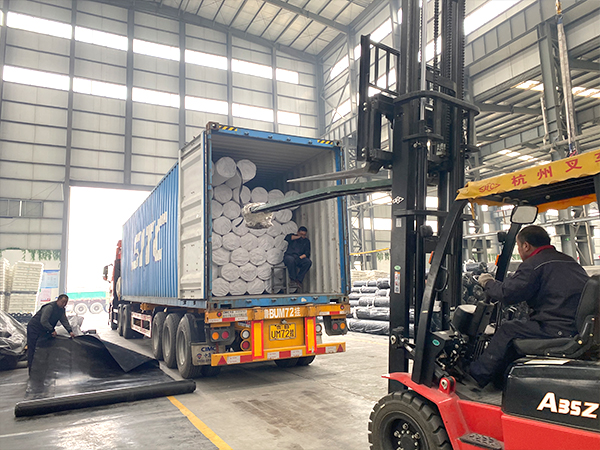 為何要在hdpe土工膜鋪設(shè)面上覆土？