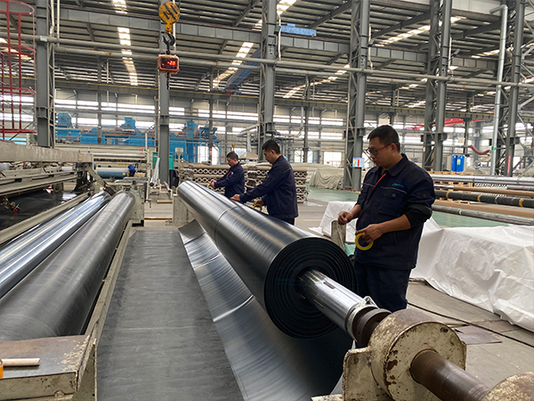 人工湖鋪設(shè)土工膜有哪些注意事項(xiàng)？