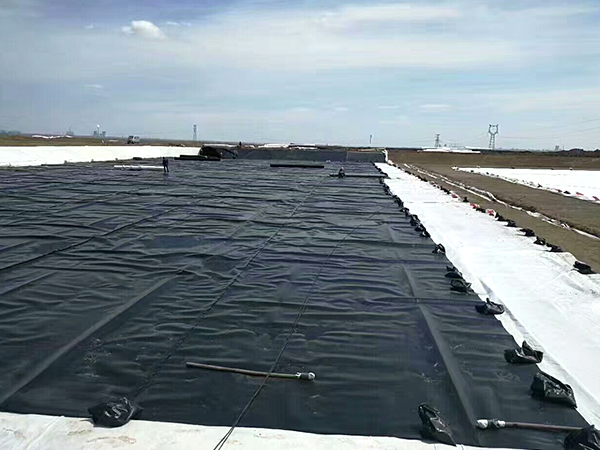 施工技術(shù)入手分析水產(chǎn)防滲膜鋪設(shè)細(xì)節(jié)