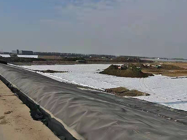 魚塘蝦池建設(shè)用養(yǎng)殖防滲膜施工技巧 魚塘蝦池建設(shè)用養(yǎng)殖防滲膜施工技巧