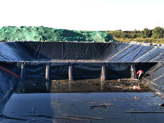 防滲膜廠家為您概述復合土工膜鼓包現象。