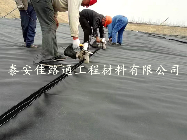 堤壩防護(hù)施工如何順利鋪設(shè)土工膜？