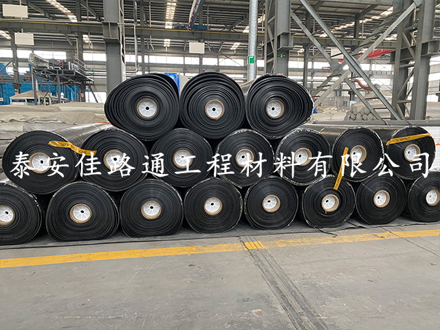 魚塘建設(shè)中如何保障防滲土工膜坡面防滲效果？