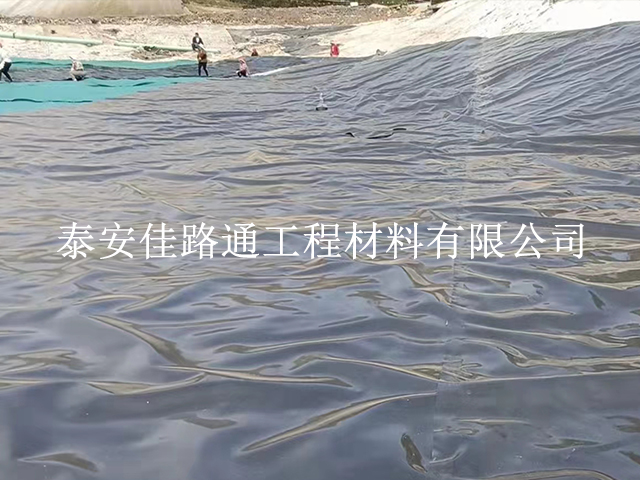 水產(chǎn)養(yǎng)殖使用防滲土工膜進行鋪設逐漸成為主流。