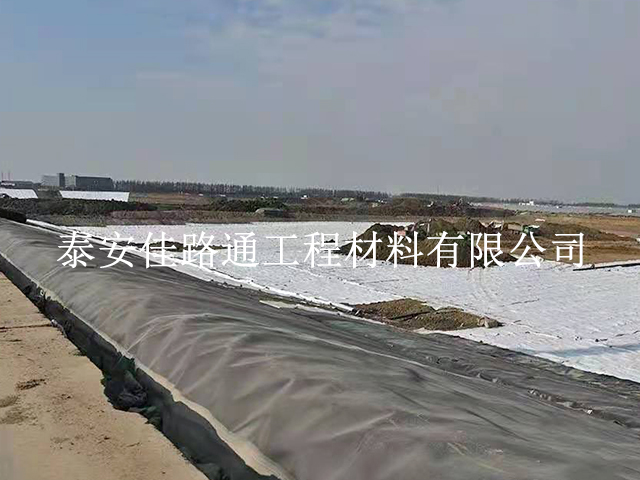 防滲膜廠家淺談護(hù)坡施工中如何鋪設(shè)防滲土工膜？