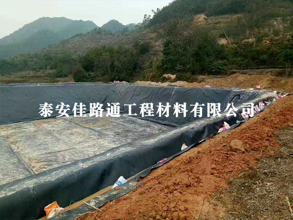 藕池養(yǎng)殖防滲膜修補(bǔ)工作順利謹(jǐn)慎進(jìn)行中 藕池養(yǎng)殖防滲膜修補(bǔ)工作順利謹(jǐn)慎進(jìn)行中