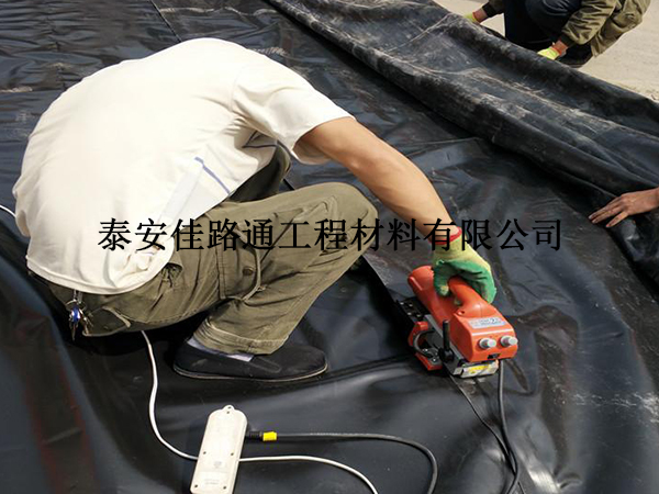 魚(yú)塘養(yǎng)殖防滲膜可減少飼料與土壤接觸污染 魚(yú)塘養(yǎng)殖防滲膜可減少飼料與土壤接觸污染