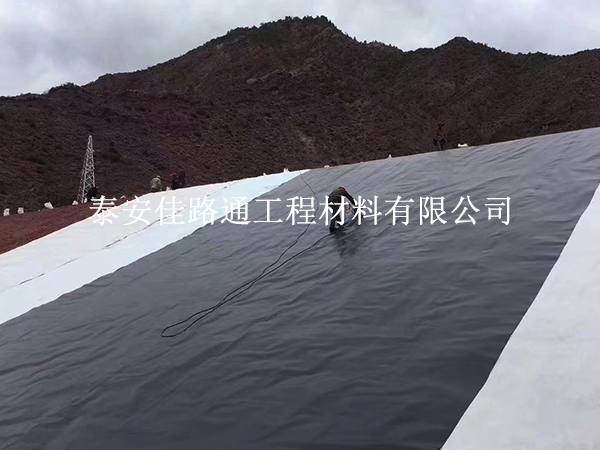 掌握水產(chǎn)養(yǎng)殖防滲膜鋪設(shè)過(guò)程中的注意事項(xiàng)