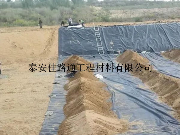 哪些注意事項(xiàng)可有效提升魚塘防滲膜的施工效率？