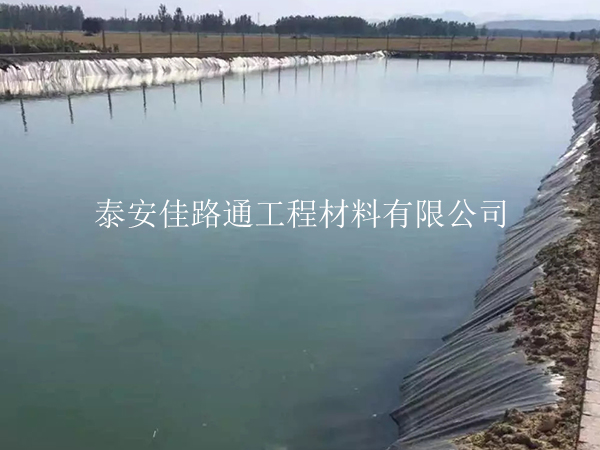 人工湖防滲膜鋪設(shè)前如何合理進(jìn)行基面清理？