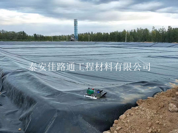 防滲膜廠家：土工材料市場的穩(wěn)固基石與創(chuàng)新先鋒