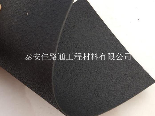 糙面土工膜:多功能防滲材料的廣泛應(yīng)用 糙面土工膜:多功能防滲材料的廣泛應(yīng)用