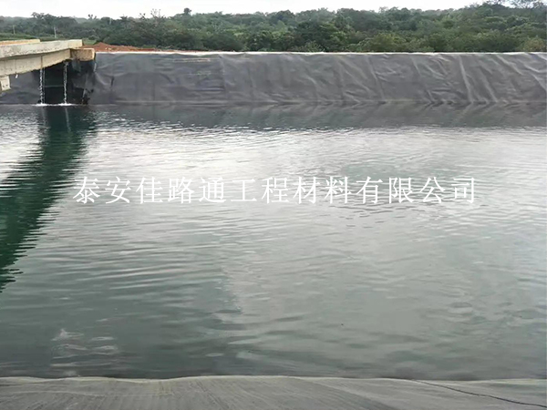 蓄水池防滲膜焊接怎么做到無縫？6 個(gè)技巧讓焊縫滴水不漏   