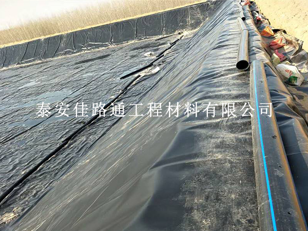 藕池防滲膜怕破損？回填保護方法學(xué)起來