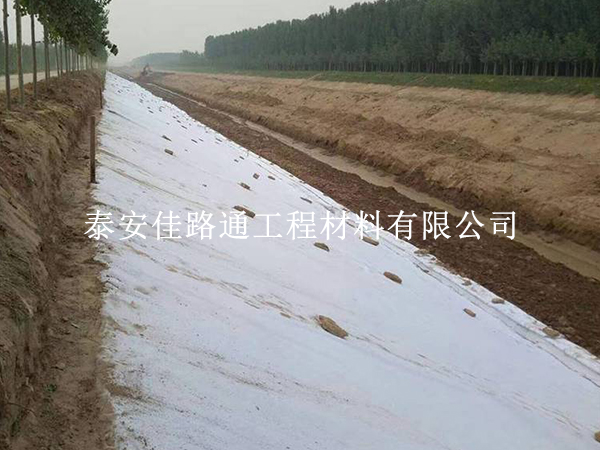 丙綸土工布接縫處理技巧：規(guī)范操作，杜絕防護(hù)薄弱點(diǎn)