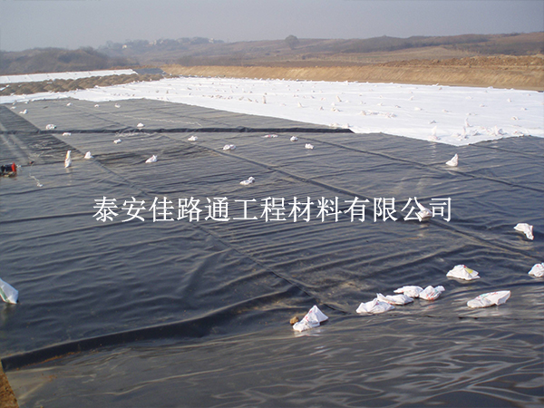鹽田防滲土工膜后期養(yǎng)護(hù)：做好日常管控，延長(zhǎng)防滲壽命
