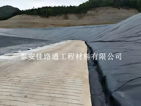 垃圾填埋場(chǎng)防滲膜鋪設(shè)“避坑”指南:這些物質(zhì)千萬別碰 垃圾填埋場(chǎng)防滲膜鋪設(shè)“避坑”指南:這些物質(zhì)千萬別碰